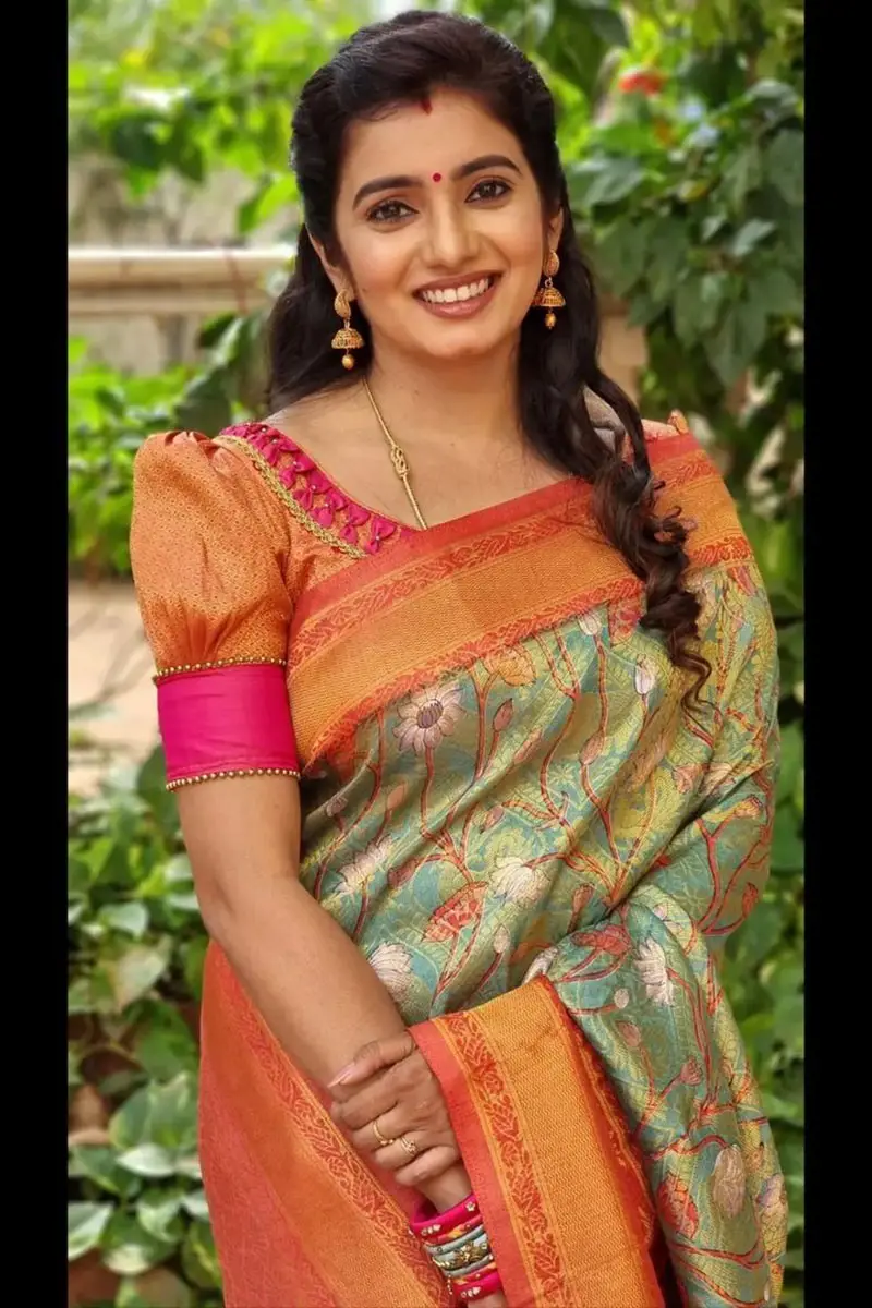 TAMIL TV ACTRESS SRITHIKA PHOTOS IN GREEN SAREE ORANGE BLOUSE